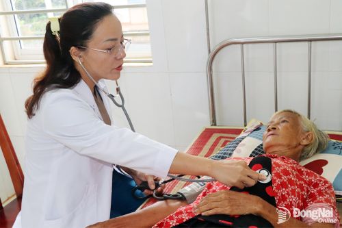 Chăm lo, đảm bảo an sinh xã hội nhằm đảm bảo phát triển hài hòa, vì hạnh phúc nhân dân. Trong ảnh: Hoạt động khám bệnh tại Trạm Y tế xã Phú Nghĩa. Ảnh: Hải Yến