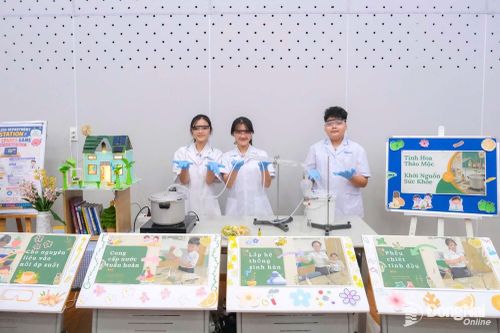 Các em học sinh tự tin làm chủ "sân chơi" khoa học, hào hứng thực hành mô hình STEM sáng tạo tại không gian trải nghiệm của nhà trường. Ảnh: Thu Hiền