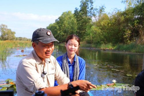 Tiến sĩ Trần Triết giới thiệu với sinh viên về hệ sinh thái thủy sinh phục hồi mạnh mẽ tại Vườn Quốc gia Tràm Chim.