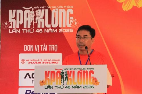  Ông Mai Văn Hoàn - Phó Chủ tịch UBND phường Hội Phú, Trưởng Ban tổ chức - phát biểu khai mạc giải chạy. Ảnh: Hoàng Hoài 