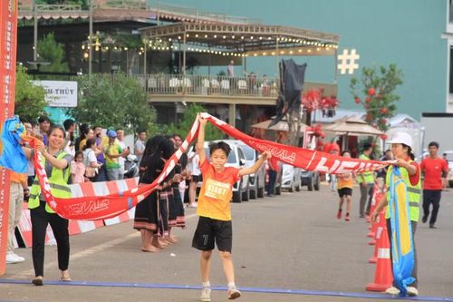  Em Kiều Đức Huy về nhất cự ly 2,5 km Kids nam. Ảnh: Hoàng Hoài 