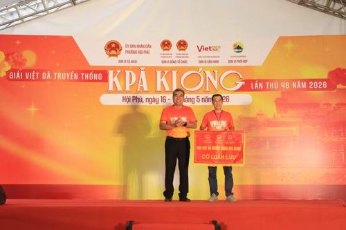  Ban tổ chức trao cờ luân lưu Giải Việt dã truyền thống Kpă Klơng lần thứ 47 năm 2027. Ảnh: Hoàng Hoài 