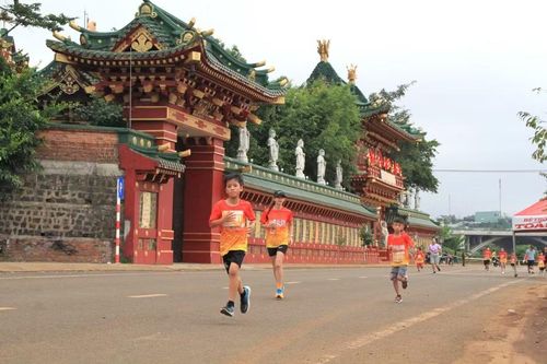  Các vận động viên nhí đã mang đến không khí sôi nổi và nhiều khoảnh khắc ấn tượng trên đường chạy. Ảnh: Hoàng Hoài 