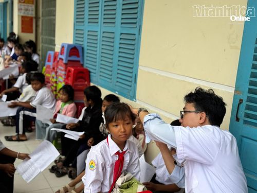 Bác sĩ của chương trình khám tai cho học sinh.