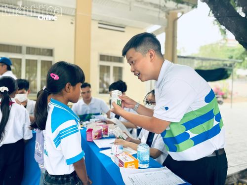 Hướng dẫn các học sinh sử dụng thuốc sau khám.