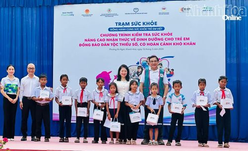 Ban tổ chức trao quà cho các học sinh.