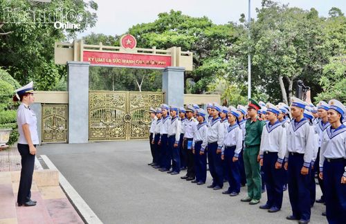Các chiến sĩ nghe phổ biến nội quy trước khi vào tham quan Nhà truyền thống.
