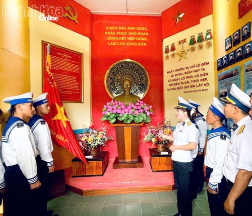 Các chiến sĩ mới tìm hiểu về truyền thống Quân chủng và Vùng 4.