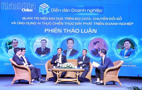 Các chuyên gia thảo luận với doanh nghiệp những vướng mắc liên quan đến công nghệ.