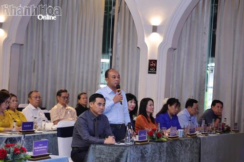 Đại diện doanh nghiệp đặt câu hỏi với các chuyên gia.