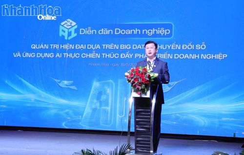 Tiến sĩ Đinh Công Khải phát biểu đề dẫn.