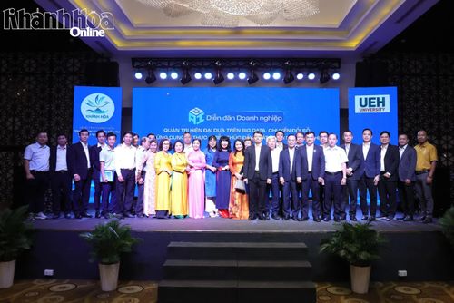 Lãnh đạo tỉnh cùng Đại học Kinh tế TP. Hồ Chí Minh và doanh nghiệp tại diễn đàn.