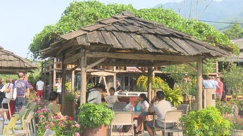 Tả Van đang vào mùa cao điểm du lịch, các hộ kinh doanh dịch vụ du lịch tại Tả Van gặp nhiều khó khăn do thiếu nguồn nước sinh hoạt.
