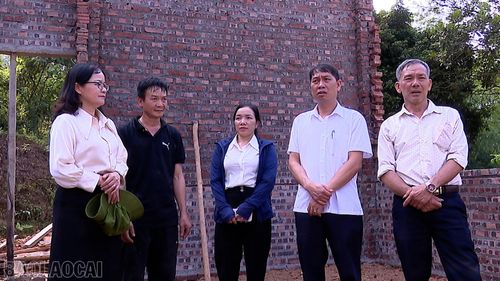 Gia đình anh Lương Tuấn Hòa (người mặc áo đen) ở thôn Đá Chồng, xã Yên Bình có bố bị nhiễm chất độc hóa học, bản thân anh cũng mắc bệnh hiểm nghèo, sức khỏe suy giảm, không còn khả năng lao động.