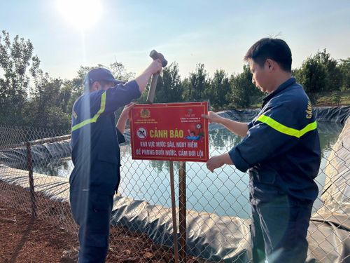 Công an xã Đức Lập cắm biển cảnh báo khu vực nguy hiểm để phòng đuối nước