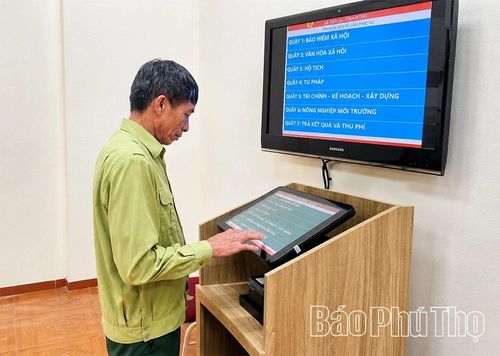Thực hiện thủ tục hành chính trên hệ thống điện tử tại Trung tâm Phục vụ hành chính công xã Tiên Lữ.