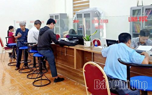 Người dân đến làm thủ tục tại Trung tâm Phục vụ hành chính công xã Tiên Lữ.