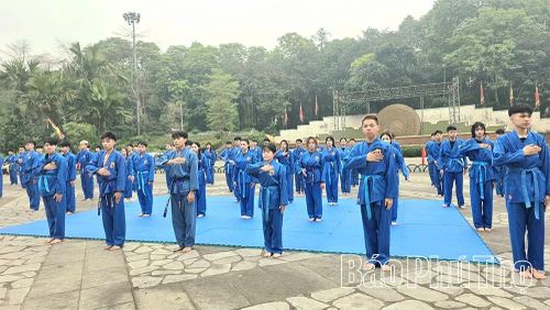 Hình ảnh hơn 100 sinh viên FPT Polytechnic Vĩnh Phúc trong trang phục võ phục Vovinam đồng diễn dưới chân Đền Hùng linh thiêng là một minh chứng sống động cho niềm tự hào tự tôn dân tộc.