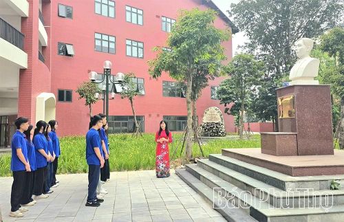 Tại Trường THPT Trần Phú việc định hướng lòng yêu nước từ ghế nhà trường giúp các em có bản lĩnh trước những thông tin sai lệch trên không gian mạng, đồng thời giữ gìn bản sắc dân tộc trong bối cảnh hội nhập.