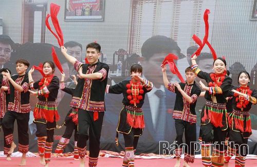 Các tiết mục văn nghệ đậm đà bản sắc văn hóa của cộng đồng dân tộc thiểu số xã Tân Sơn để lại ấn tượng tốt đẹp tại Tuần Văn hóa - Du lịch Đất Tổ năm 2026.