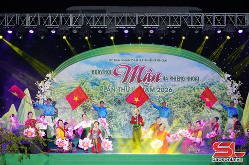 Màn hát múa trong chương trình nghệ thuật “Phiêng Khoài - Mùa trái ngọt”.