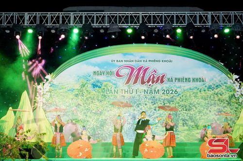 Màn hát múa trong chương trình nghệ thuật “Phiêng Khoài - Mùa trái ngọt”.