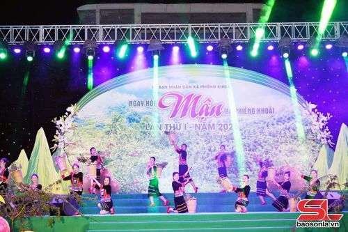 Màn hát múa trong chương trình nghệ thuật “Phiêng Khoài - Mùa trái ngọt”.
