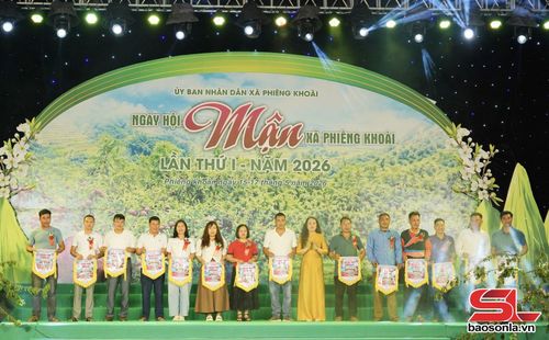 Lãnh đạo xã Phiêng Khoài trao Cờ lưu niệm cho đại diện các bản, trường học tham gia Ngày hội.