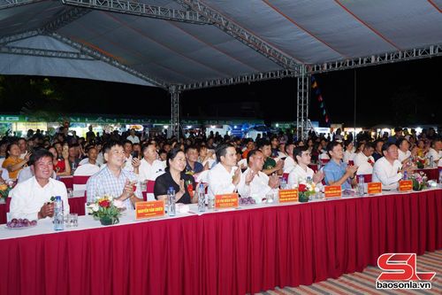 Các đại biểu dự khai mạc.