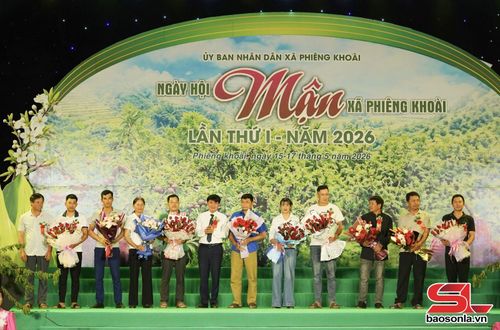 Lãnh đạo xã Phiêng Khoài vinh danh các HTX, hộ trồng mận.