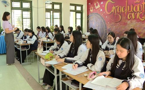 Học sinh lớp 12 chuyên văn, Trường THPT Chuyên Bắc Kạn trong giờ ôn tập.