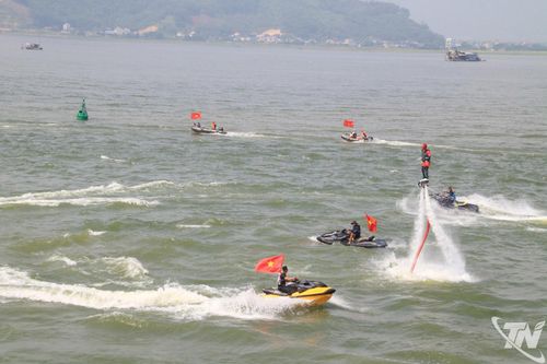 Trên mặt hồ rộng lớn, những chiếc mô tô nước mạnh mẽ rẽ sóng, tung bọt trắng xóa cùng các màn biểu diễn kỹ thuật đẹp mắt đã tạo nên không khí sôi động, hấp dẫn.