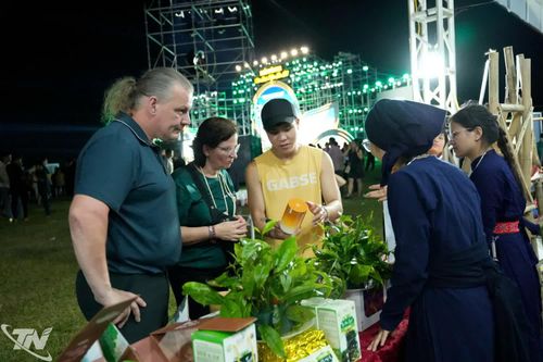 Du khách nước ngoài tham quan các gian hàng trưng bày sản phẩm OCOP của địa phương.