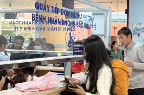 Làm thủ tục khám, chữa bệnh tại Bệnh viện Trung ương Huế. Ảnh: Minh Ngọc