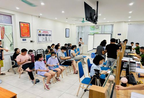 Học sinh đến làm căn cước và kích hoạt VNeID mức 2 tại Công an phường Ô Chợ Dừa.