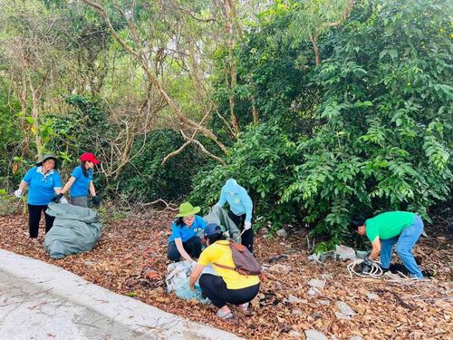  Nhân dân đặc khu Côn Đảo hưởng ứng ngày hội, tham gia thu gom rác thải trên các tuyến đường. 