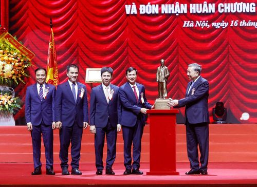 Tổng Bí thư, Chủ tịch nước Tô Lâm tặng bức tượng Chủ tịch Hồ Chí Minh cho Đại học Quốc gia Hà Nội. Ảnh: Thống Nhất/TTXVN