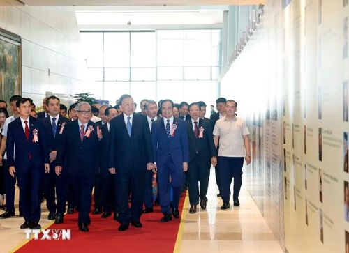 Tổng Bí thư, Chủ tịch nước Tô Lâm xem trưng bày giới thiệu tại lễ kỷ niệm. Ảnh: Thống Nhất/TTXVN