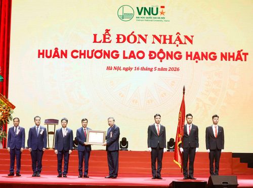 Tổng Bí thư, Chủ tịch nước Tô Lâm trao Huân chương Lao động hạng Nhất tặng Đại học Quốc gia Hà Nội. Ảnh: Thống Nhất/TTXVN
