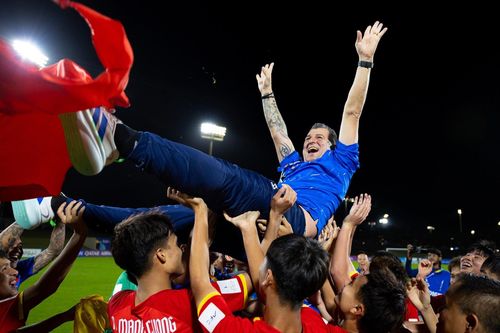 HLV Cristiano Roland hiện cũng đang làm công tác đào tạo trẻ tại Hà Nội FC.