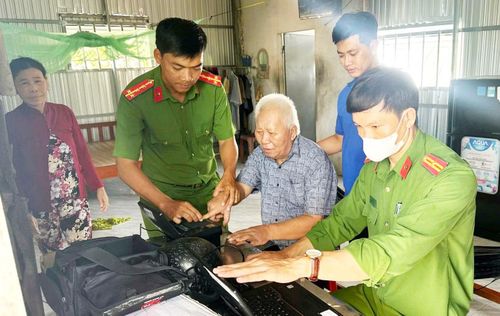 Công an xã Vĩnh Hậu đến tận nhà làm thủ tục cấp căn cước cho ông Lê Hồng Phúc (ngụ ấp Vĩnh Bình).