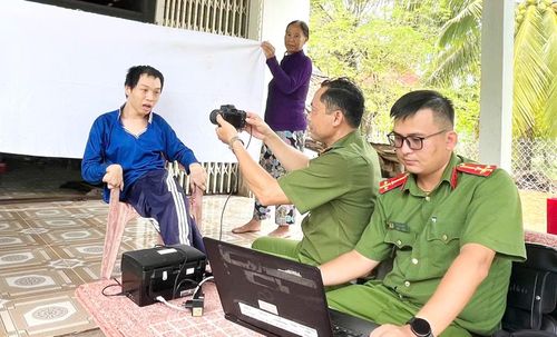 Em Phan Văn Hậu (ngụ ấp Công Trung) được Công an xã Cái Nước đến tận nhà thu nhận hồ sơ cấp căn cước.