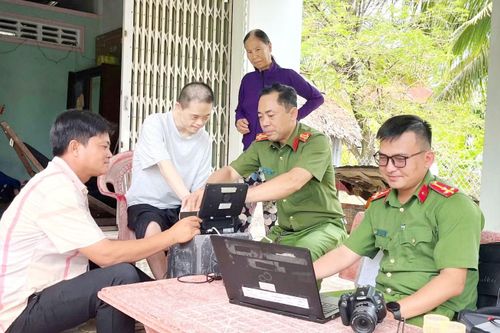 Công an xã Cái Nước đến tận nhà thu nhận hồ sơ cấp căn cước cho em Phan Văn Tý (nụ ấp Công Trung) người khuyết tật, đi lại khó khăn.