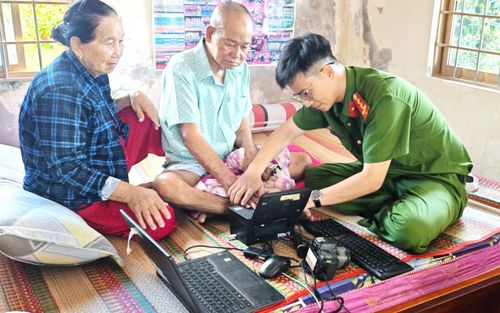 Công an xã Cái Đôi Vàm thu nhận hồ sơ cấp căn cước tại nhà cho ông Phạm Văn Tới (ngụ ấp Tân Quảng Tây).