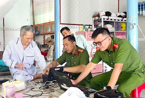 Công an xã Cái Nước (Cà Mau) cấp căn cước lưu động tại hộ ông Nguyễn Văn Đồng, ấp Đông Mỹ.