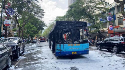 Hiện trường chiếc xe bị cháy.