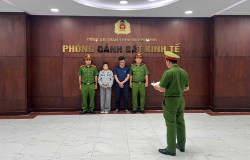 Cơ quan Cảnh sát điều tra tống đạt thủ tục tố tụng đối với các bị can Dương Thị Yến Xuân và Thạch Hiểu.