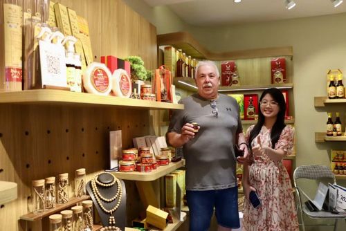 Khách du lịch nước ngoài tìm hiểu sản phẩm Việt.