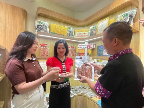 Người tiêu dùng trải nghiệm, dùng thử sản phẩm.