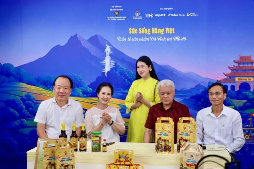 Những sản vật đặc trưng của các địa phương đến gần hơn với người tiêu dùng thông qua hình thức mua sắm hiện đại.